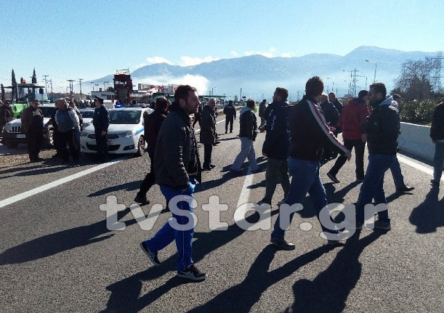 Φθιώτιδα: Οι αγρότες έκλεισαν την εθνική οδό και ενισχύουν τα μπλόκα τους [photos+video] - Φωτογραφία 4