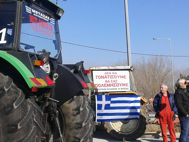 Παρέμειναν το βράδυ στους δρόμους οι αγρότες της Θράκης - Μπλόκο γίγας στον Έβρ - Φωτογραφία 2