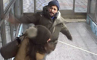 Απίστευτο περιστατικό σε μετρό: Κλέφτης χτυπάει γυναίκα γιατί προσπάθησε να τον σταματήσει... [video] - Φωτογραφία 1