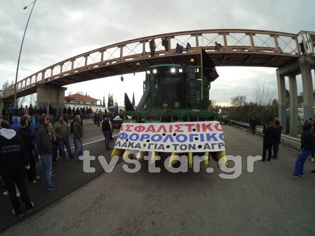 Μπλόκα Βοιωτίας: Έκλεισαν στο Κάστρο την εθνική οδό - Φωτογραφία 4