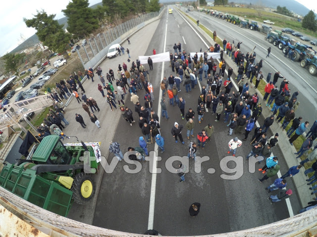 Μπλόκα Βοιωτίας: Έκλεισαν στο Κάστρο την εθνική οδό - Φωτογραφία 5