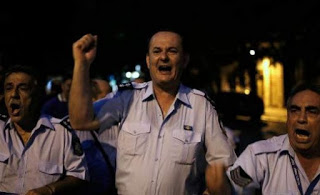 Αστυνομικοί σε Κατρούγκαλο: Θα λογαριαστούμε στο πεζοδρόμιο και όποιος νικήσει - Φωτογραφία 1