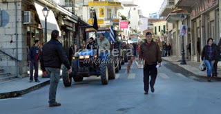 Τρακτέρ βγαίνουν (και) στους δρόμους της Τρίπολης! - Φωτογραφία 1