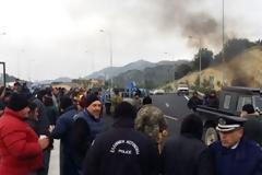 Αγροτικό μπλόκο στις Αρχάνες Ηρακλείου [photos]