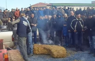 Αγρότες έκλεισαν την εθνική οδό έξω από την Κατερίνη [video] - Φωτογραφία 1