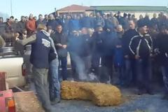 Αγρότες έκλεισαν την εθνική οδό έξω από την Κατερίνη [video]