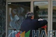 ΠΥΡΓΟΣ: Αγρότες πέταξαν πατάτες, κρεμμύδια, ελιές, μαρούλια, σανό στην είσοδο της Αντιπεριφέρειας Ηλείας