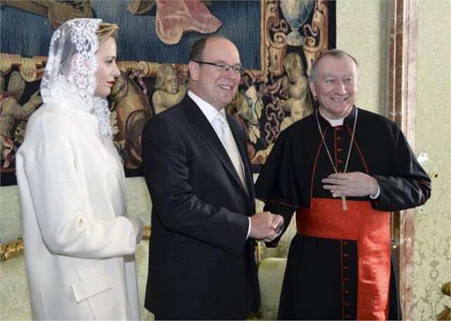 Ενώπιον του Πάπα: Μόνο επτά γυναίκες επιτρέπεται να φορέσουν λευκό πέπλο - Φωτογραφία 2