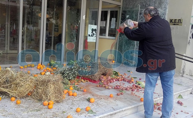 Πύργος: Έχυσαν γάλα, πέταξαν πατάτες, κρεμμύδια και σανό στο κτήριο της Π.Ε [photos] - Φωτογραφία 3