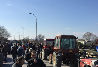 Ωρα 0 για τον Τσίπρα Οι αγρότες έκλεισαν για 1 ώρα τη γέφυρα Αρτας - Φωτογραφία 1