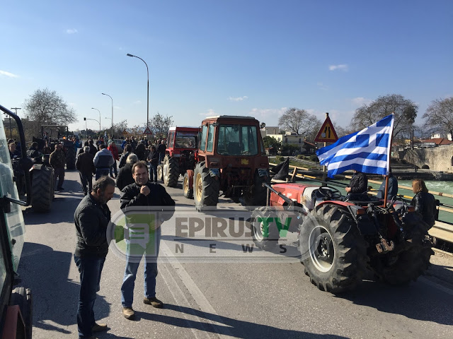 Ωρα 0 για τον Τσίπρα Οι αγρότες έκλεισαν για 1 ώρα τη γέφυρα Αρτας - Φωτογραφία 3