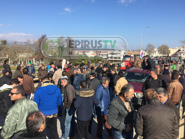 Ωρα 0 για τον Τσίπρα Οι αγρότες έκλεισαν για 1 ώρα τη γέφυρα Αρτας - Φωτογραφία 4