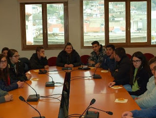 Συνάντηση του δημάρχου Οροπεδίου Λασιθίου με το 15μελές του Γενικού Λυκείου της περιοχής - Φωτογραφία 1