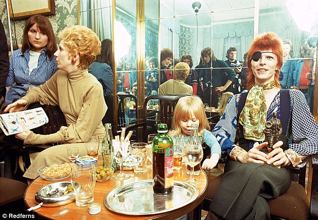 Angie Bowie: Αυτή είναι η πρώτη σύζυγος του David Bowie που εξομολογείται γιατί χώρισαν... [photos] - Φωτογραφία 3
