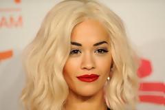 Η Rita Ora με το πορτοκαλί φόρεμα που προκάλεσε τον ανδρικό πληθυσμό... [photos]