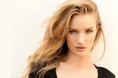 Η Rosie Huntighton-Whiteley έκλεψε την παράσταση στο show του Versace... [photos]