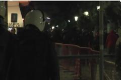 Πάτρα: Αιφνιδιαστική συγκέντρωση αντιεξουσιαστών έξω από τα γραφεία της Χρυσής Αυγής [photos]