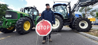 Οι αγρότες συνεχίζουν τις κινητοποιήσεις: Σήμερα θα αποφασίσουν αν θα συναντήσουν τον Τσίπρα... - Φωτογραφία 1