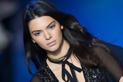Η Kendall Jenner εντυπωσίασε πάνω στην πασαρέλα... [photos]