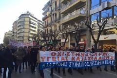 Μαζικη πορεία των επιστημονικών φορέων που αντιδρούν στο νέο ασφαλιστικό στη Θεσσαλονίκη