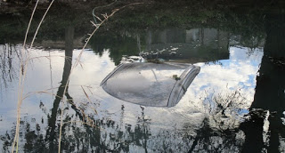 Απίστευτο: Βουτιά αυτοκινήτου Τρικαλινού στον Αγιαμονιώτη - Φωτογραφία 1