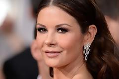Εντυπωσίασε τους πάντες η Catherine Zeta Jones στην πρεμιέρα του Dad's Army... [photos]