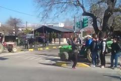 Ούτε βήμα πίσω δεν κάνουν οι αγρότες στην Άρτα - Για τέταρτη συνεχόμενη μέρα κλείνουν την Γέφυρα [photo+video]
