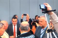 Έφοδος Ευρωβουλευτών της Χρυσής Αυγής σε εκδήλωση φιλοσκοπιανών στην ευρωβουλή - Αμόκ στα σκοπιανά ΜΜΕ [video]