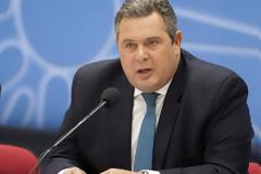 Δείτε τον Καμμένο να πετάει στεφάνι πάνω από τα Ίμια... [photos]