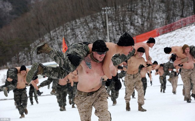 Σε ακραίο κρύο οι στρατιωτικές ασκήσεις των Αμερικανικών και Νοτιοκορεατικών πεζοναυτών (Εικόνες και βίντεο) - Φωτογραφία 1