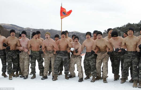 Σε ακραίο κρύο οι στρατιωτικές ασκήσεις των Αμερικανικών και Νοτιοκορεατικών πεζοναυτών (Εικόνες και βίντεο) - Φωτογραφία 4