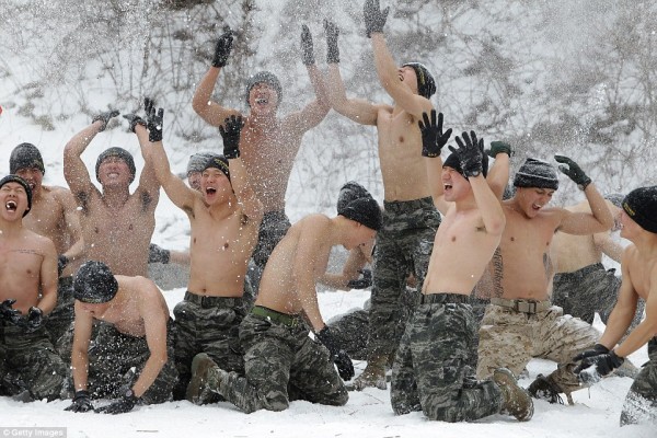 Σε ακραίο κρύο οι στρατιωτικές ασκήσεις των Αμερικανικών και Νοτιοκορεατικών πεζοναυτών (Εικόνες και βίντεο) - Φωτογραφία 5