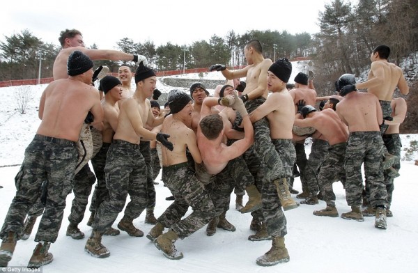 Σε ακραίο κρύο οι στρατιωτικές ασκήσεις των Αμερικανικών και Νοτιοκορεατικών πεζοναυτών (Εικόνες και βίντεο) - Φωτογραφία 6