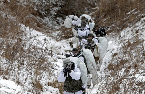 Σε ακραίο κρύο οι στρατιωτικές ασκήσεις των Αμερικανικών και Νοτιοκορεατικών πεζοναυτών (Εικόνες και βίντεο) - Φωτογραφία 7