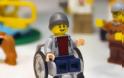 Για πρώτη φορά φιγούρα της Lego σε αναπηρικό καροτσάκι - Φωτογραφία 2