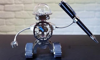 Το ρολόι - ρομπότ που θα σας φτιάξει τη διάθεση στο γραφείο - Φωτογραφία 1
