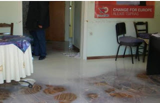 Αγρότες έριξαν γάλα μέσα στα γραφεία του ΣΥΡΙΖΑ στο Ρέθυμνο – Εκαψαν σημαίες του κόμματος [photos] - Φωτογραφία 1