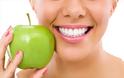 Οι διατροφικές επιλογές που θα σας χαρίσουν γερά δόντια