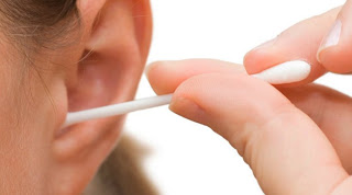 Γιατί ο καθαρισμός των αυτιών με μπατονέτες είναι μία πολύ επικίνδυνη συνήθεια; - Φωτογραφία 1