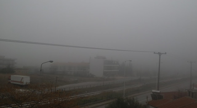 Ομίχλη σκέπασε την Ξάνθη - Εντυπωσιακό σκηνικό μέσα στην πόλη και στον κάμπο - Φωτογραφία 2