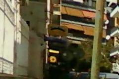 Επίθεση έκαναν οι οπαδοί της ΑΕΚ στα γραφεία της Χρυσης Αυγής στα Τρίκαλα