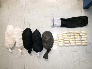Συνελήφθη 46χρονη στο «Ελ.Βενιζέλος» με πέντε κιλά κοκαΐνη κρυμμένη σε κάλτσες - Φωτογραφία 1