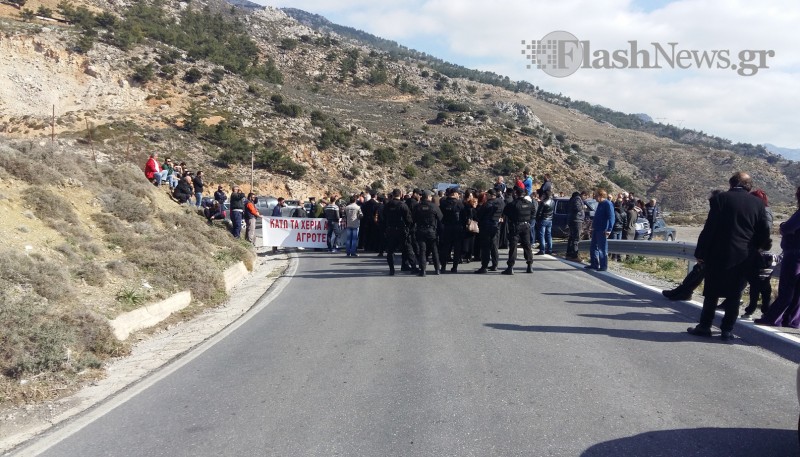 Μπλόκο από αγρότες στον Κουρουμπλή - Φωτογραφία 2