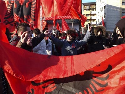 Διαδηλώσεις Αλβανών για συλλήψεις ομοεθνών τους στα Σκόπια - Φωτογραφία 1