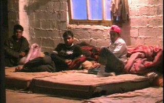 ΣΟΚ από τις τρώγλες των λαθρομεταναστών στη Θήβα [video] - Φωτογραφία 1
