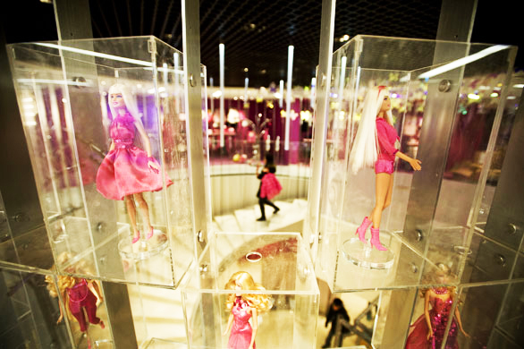 Δείτε το πρώτο κατάστημα ΑΠΟΚΛΕΙΣΤΙΚΑ για Barbie στη Σαγκάη! (Photos) - Φωτογραφία 3