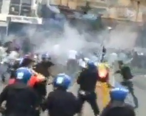 Ξύλο, δακρυγόνα και καρέκλες μεταξύ οπαδών Παναθηναϊκού και Γαλατά (Video) - Φωτογραφία 1