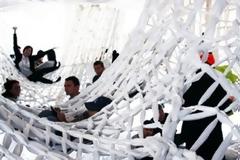 Μια αιώρα που καλύπτει 400 τετραγωνικά μέτρα