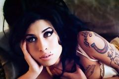 Το “ματωμένο” πορτραίτο της Winehouse