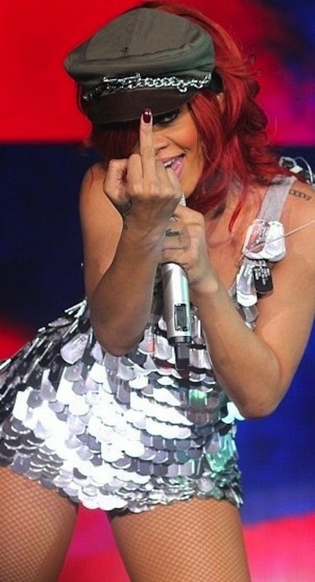 Το μεσαίο δάκτυλο της Rihanna!!! (Photos) - Φωτογραφία 12